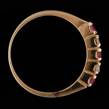 RING, 14k guld med 2 diamanter, tot ca 0,08 ct och 3 rubiner. Vikt ca 2,4 gram.