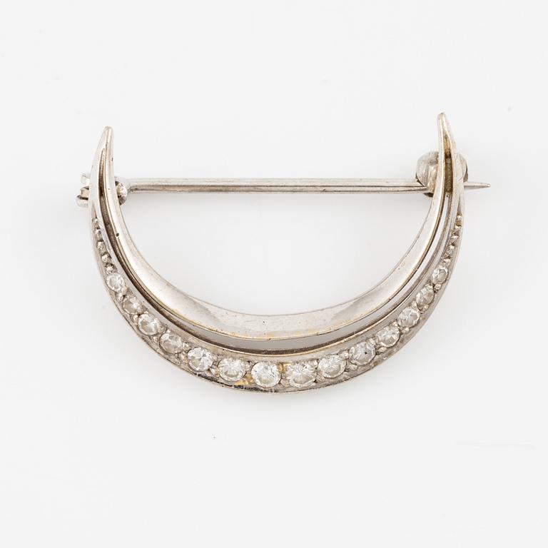 Brooch, Engelbert, in the form of a crescent moon, 18K white gold with diamonds.