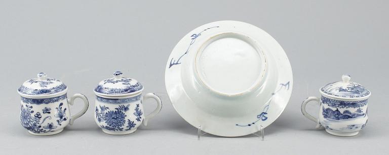 CREMEKOPPAR, 3 st SAMT BÄRTALLRIK, porslin, Qianlong, Kina 1700-tal.