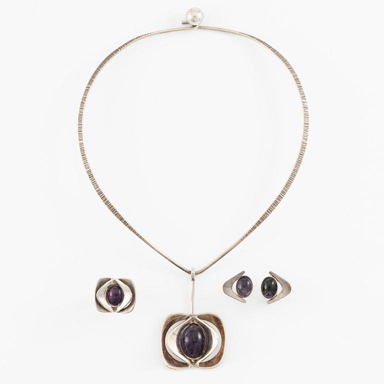 Jewellery set, silver with cabochon-cut amethysts, by Theresia Hvorslev, three pieces.