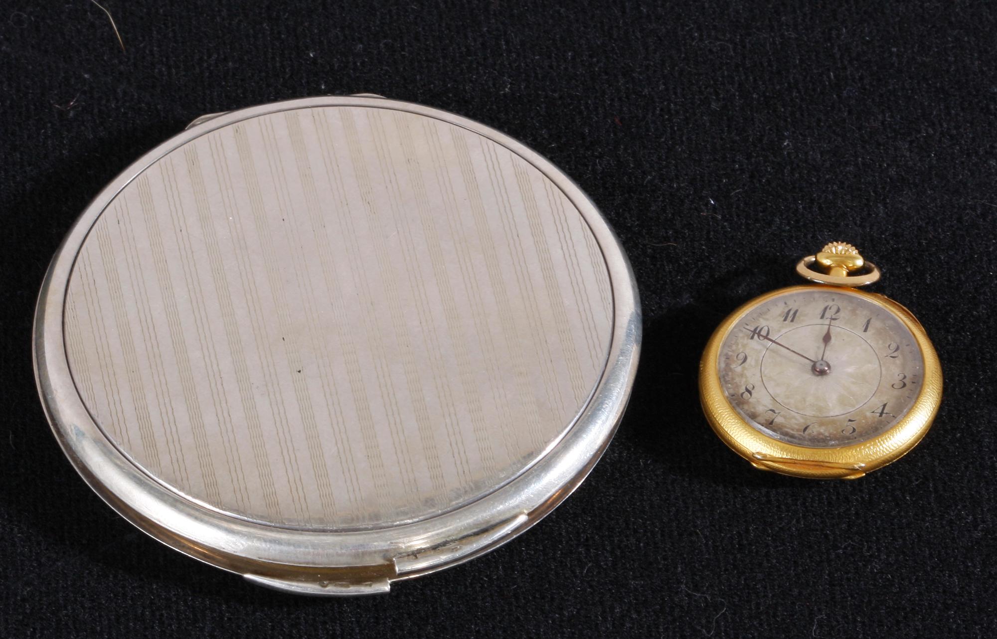 DAMUR SAMT PUDERDOSA, 18K guld resp silver.