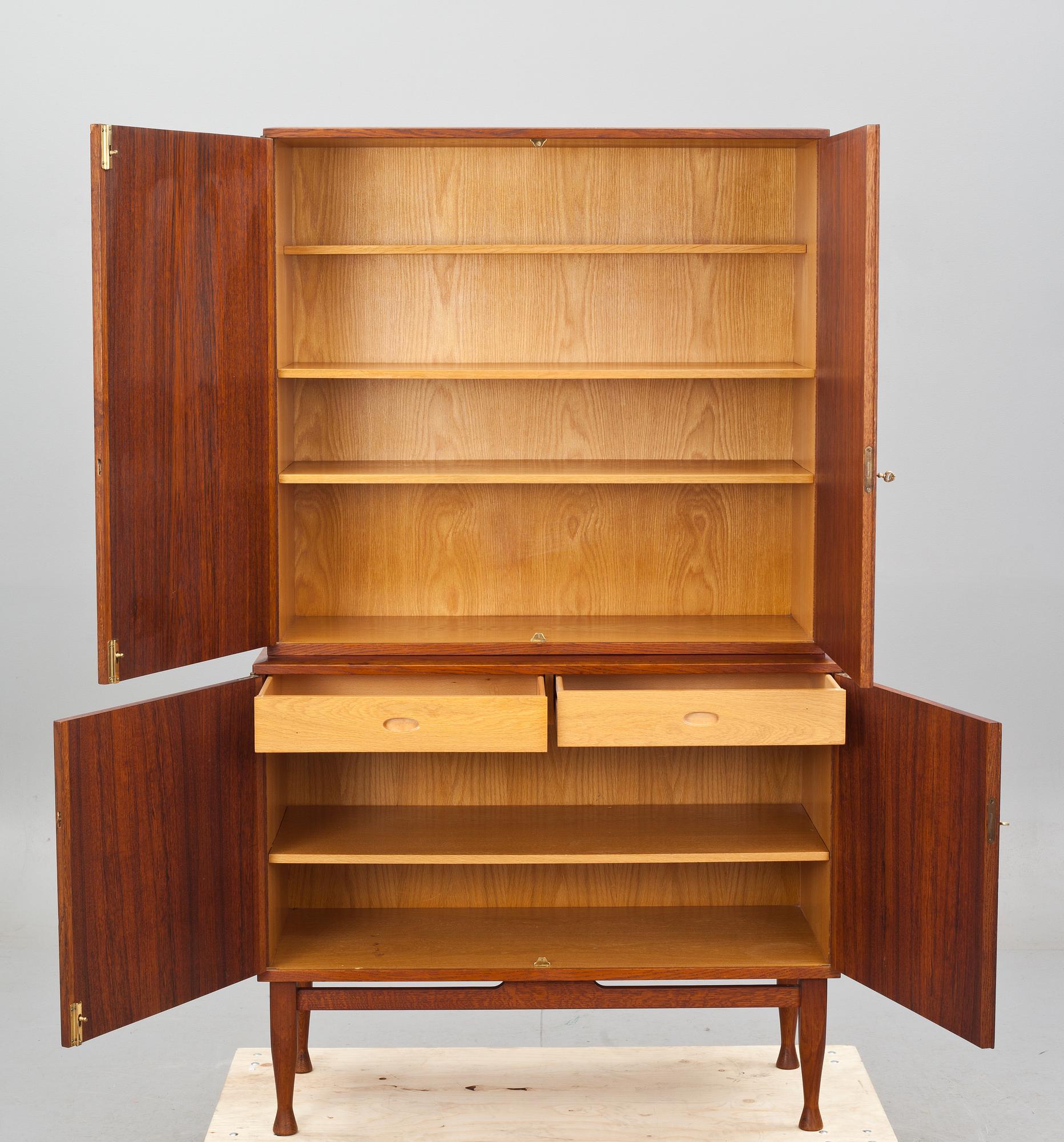 SKÅP. "Krus" Yngve Ekström, märkt Westbergs Möbler AB i Tranås, 1950-tal.