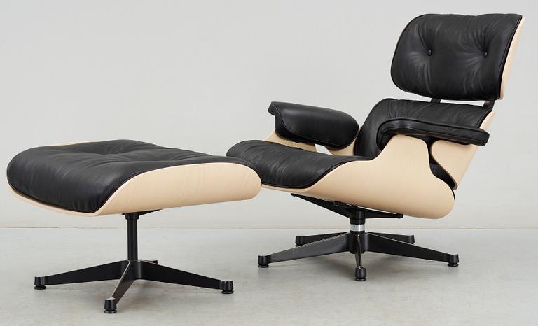 FÅTÖLJ MED OTTOMAN, Charles & Ray Eames, Lounge Chair, modellen formgiven 1956.