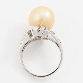 Ring, cocktailring, 18K vitguld med odlad pärla och baguette- och briljantslipade diamanter.