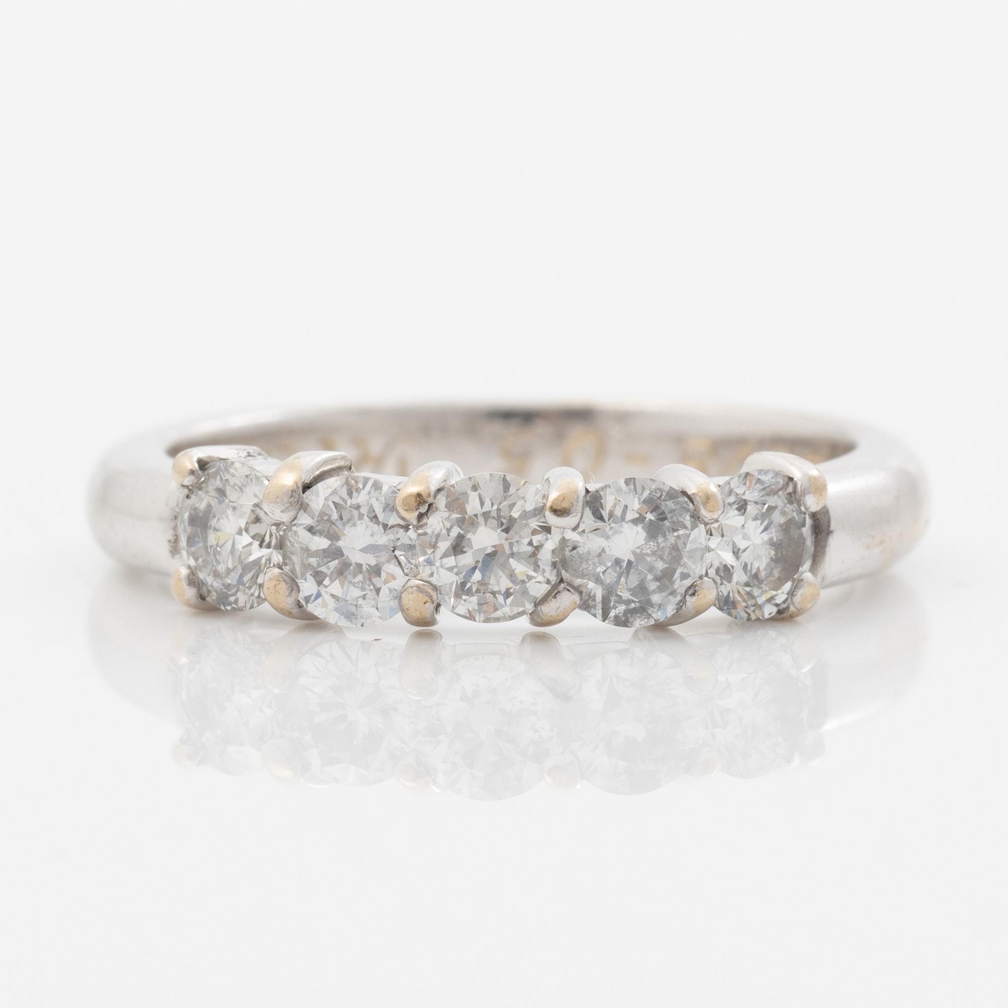 Ring in 18K white gold set with round brilliant-cut diamonds.