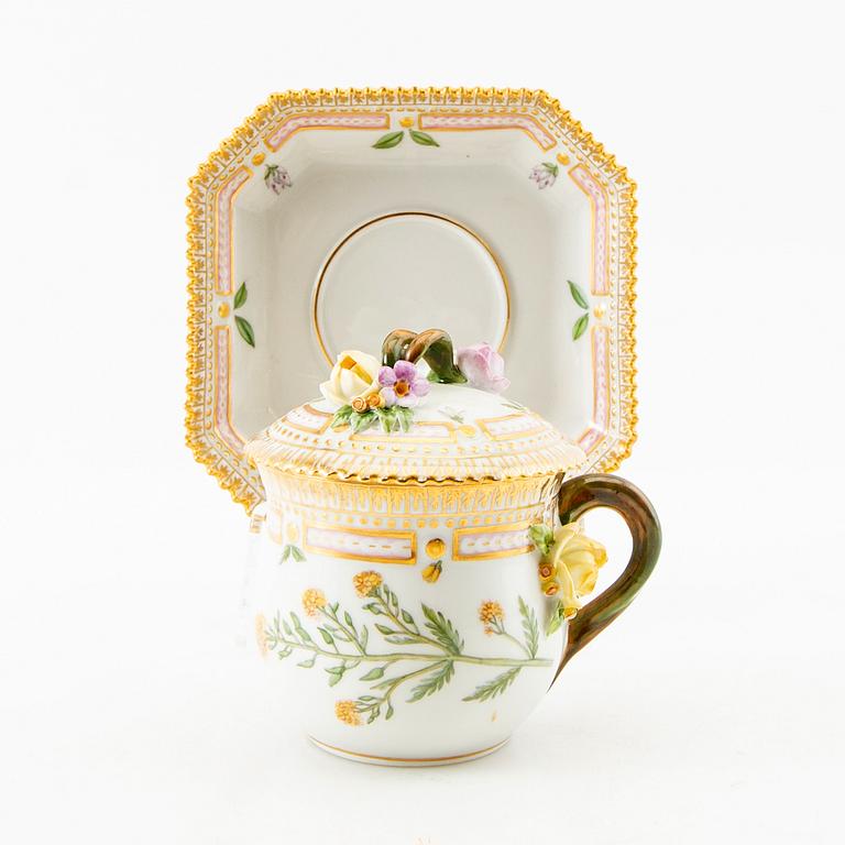 Crèmekopp med lock och fat, porslin, "Flora Danica", Royal Copenhagen, Danmark.