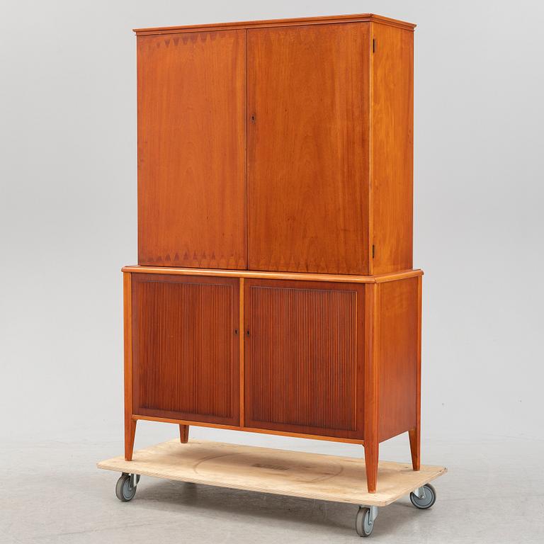 A mahogany veneered cabinet, Ferdinand Lundquist, Gothenburg, mid 20th Century.