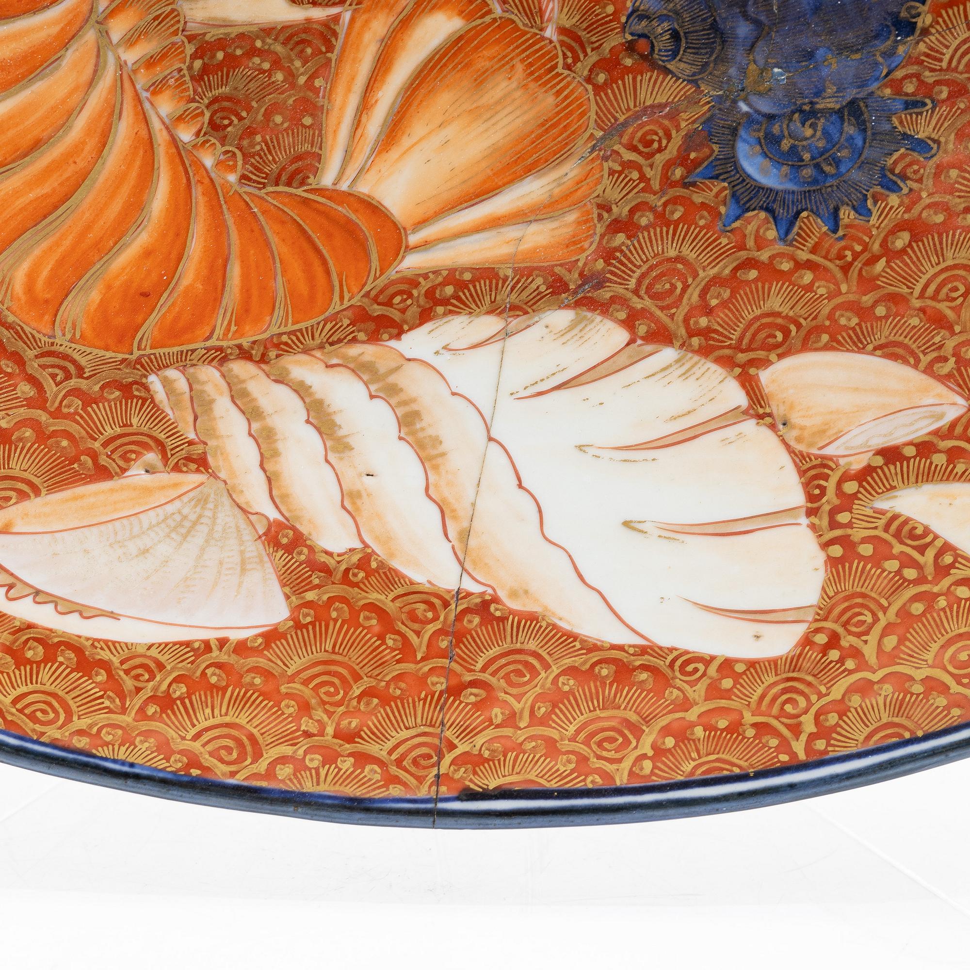 A massive Japanese imari charger, Meiji period (1868-1912). Signed.