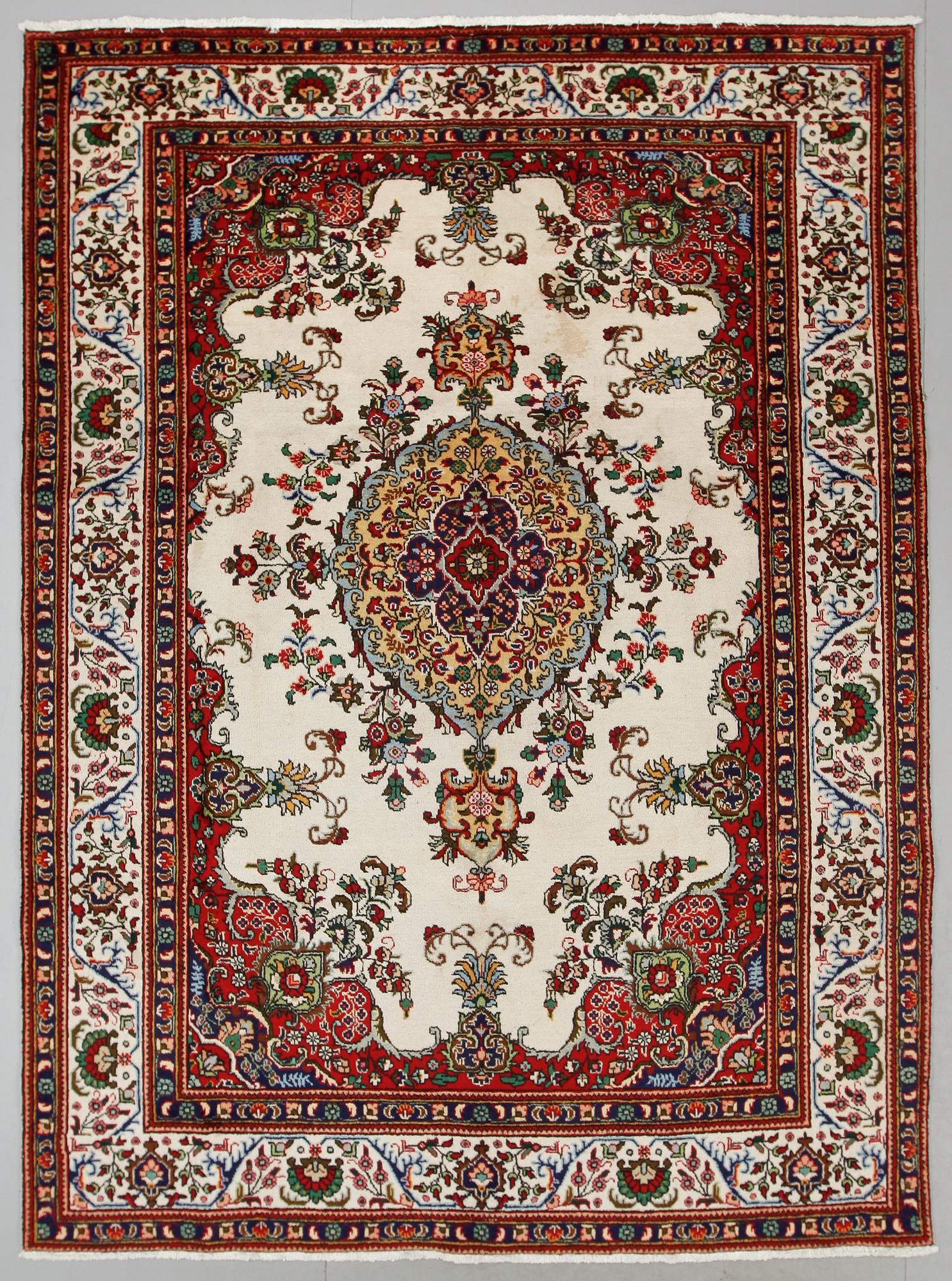 MATTA, Täbriz, ca 338 x 250 cm.