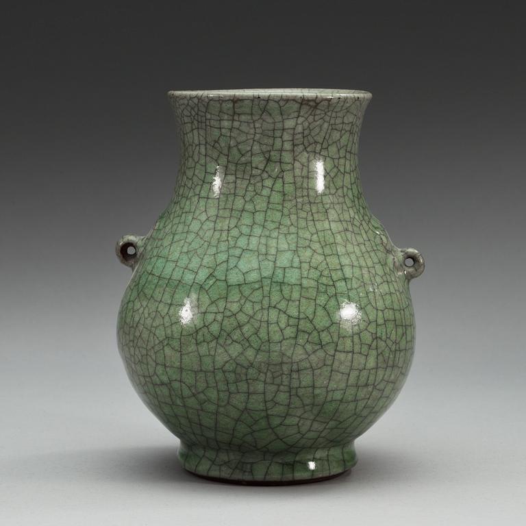 A green Ge-glazed vase, Qing dynasti.