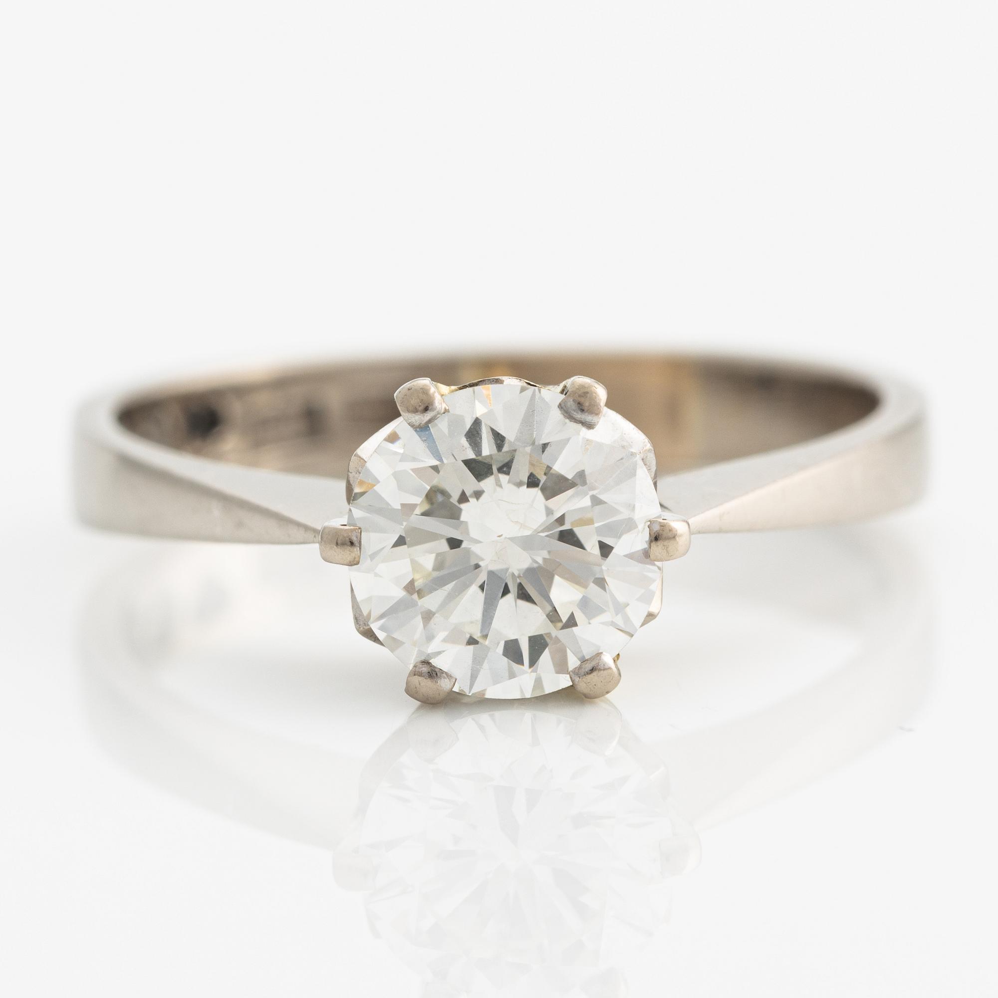 Ring in 18K white gold with a round brilliant-cut diamond.