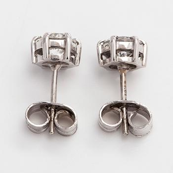 Örhängen, 14K vitguld med briljantslipade diamanter. Medföljande HRD sertifikat.