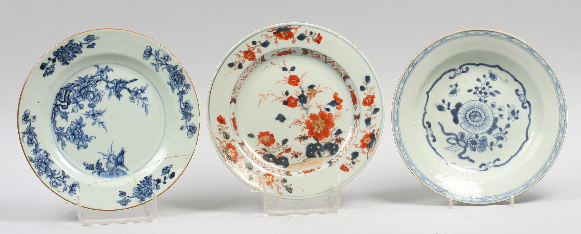 TALLRIKAR, 3 st. Porslin, Kina, 1700-tal.