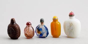 SNUSFLASKOR, 5 st, glas och horn, Kina, sannolikt 1900-/2000-tal.