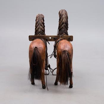 VAGN SAMT HÄSTAR, trä, 1900-talets slut.