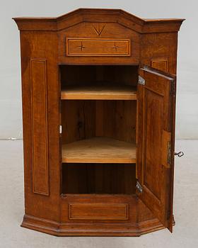 HÖRNHÄNGSKÅP, 1800-talets första hälft.