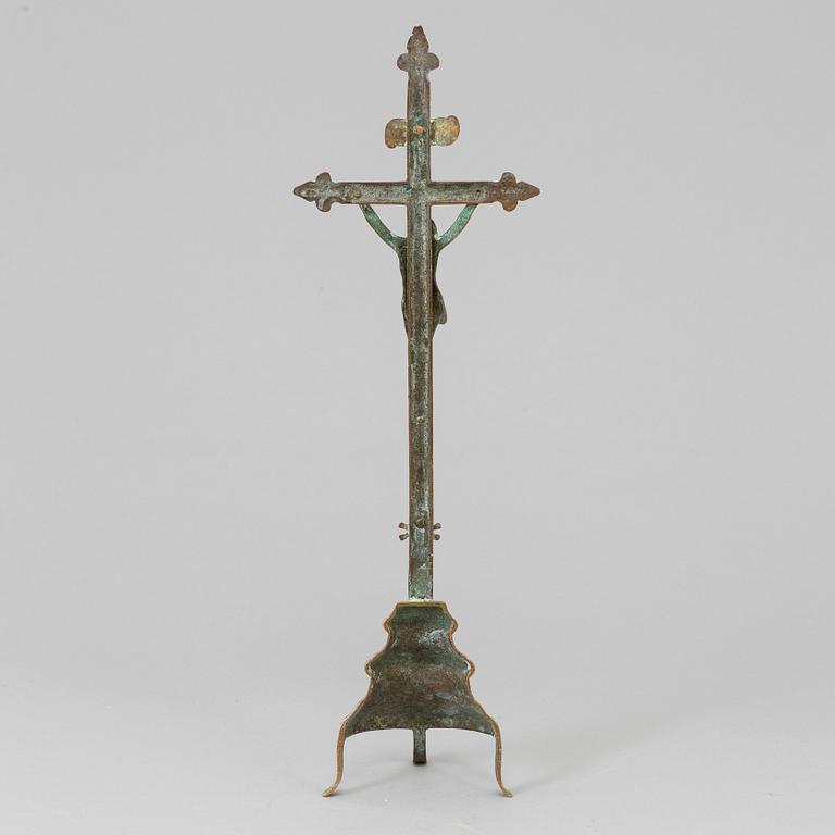 AN 19TH CENTURY BRONZE CRUCIFIX.