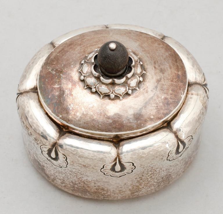 LOCKDOSA, silver, Georg Jensen, Köpenhamn, 1900-talets första hälft. Vikt ca 154 g.