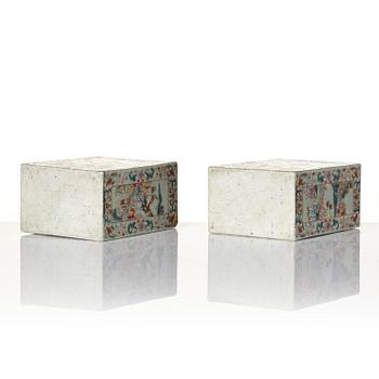A rare pair of '100 boys' tea caddies, Qing dynasty, 18th/19th century.