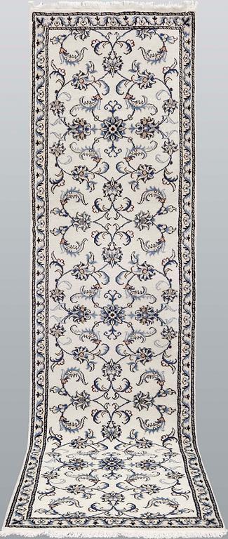 A Nain runner, approx. 290 x 78 cm.