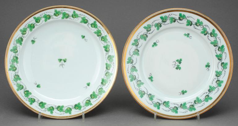 SERVISDELAR, 17 st, porslin, empire resp empirestil, 1800-talets första hälft/mitt resp 1900-talets första hälft.