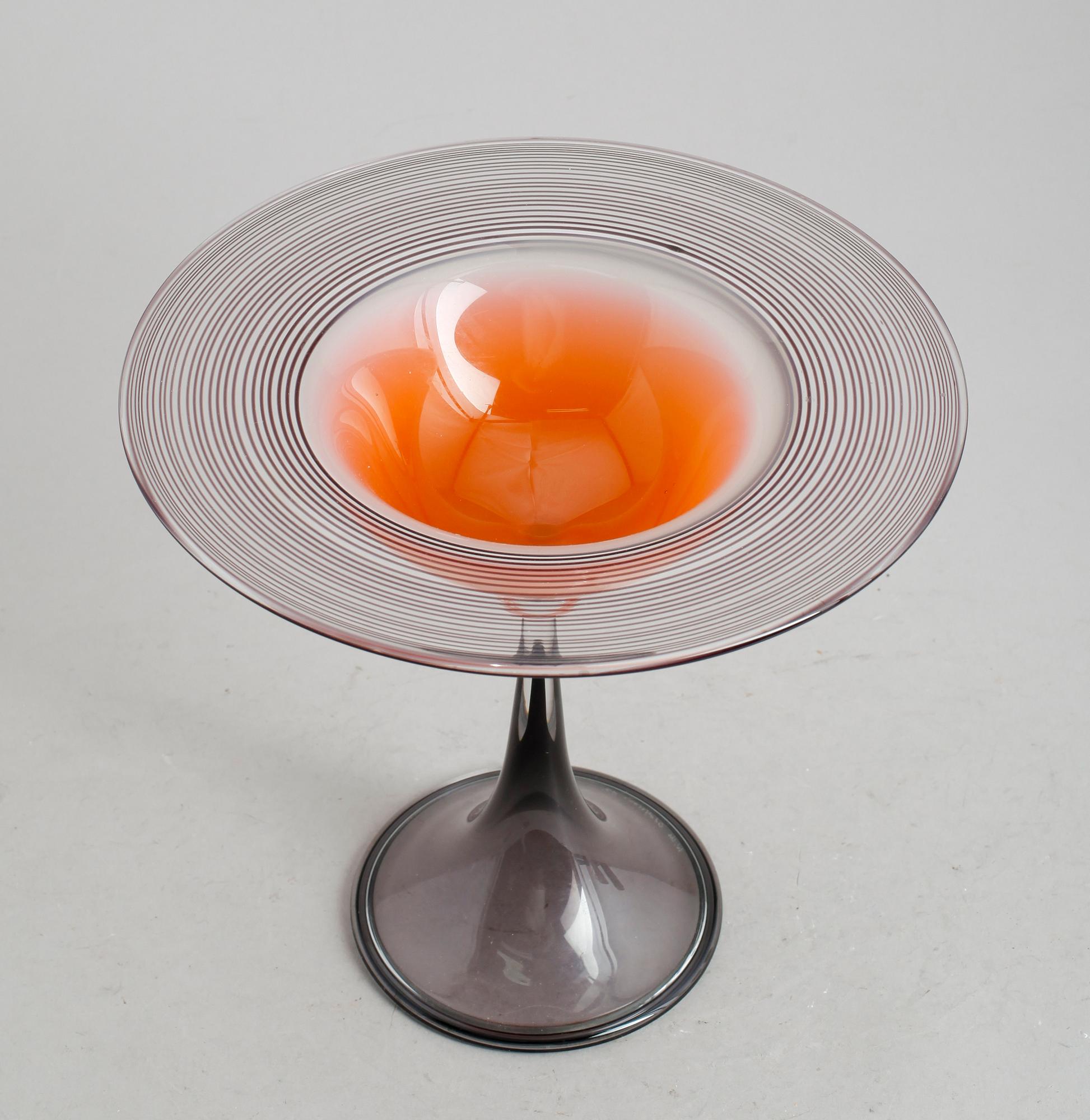 SKÅL PÅ FOT, glas, Wilke Adolfsson, signerad och daterad 1987.