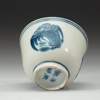 A blue and white Crane cup, Qing dynasty 19th century. With Qianlongs four characters mark.