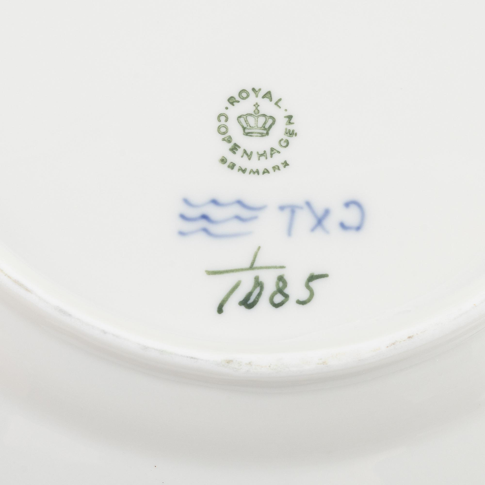 Tallrikar, 19 st, porslin, "Musselmalet" helblonde, Royal Copenhagen, Danmark.