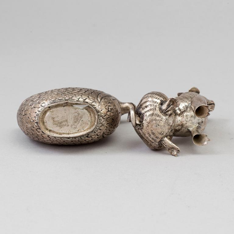 FIGURINER, två stycken, låghaltigt silver. Kina, 1900-tal.
