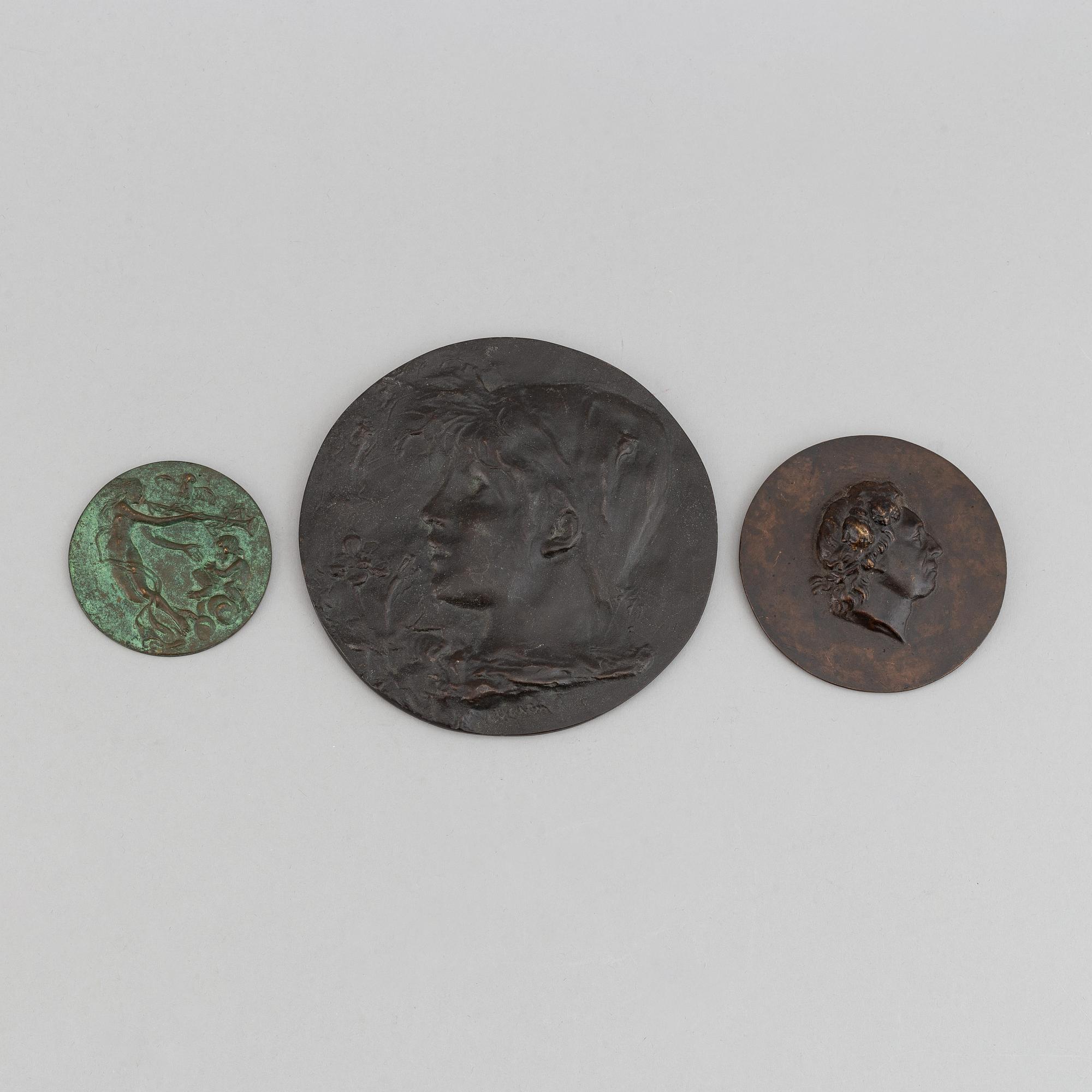 Three Bronze Plaquettes. Diameter 15 cm, 9,5 cm och 7 cm.