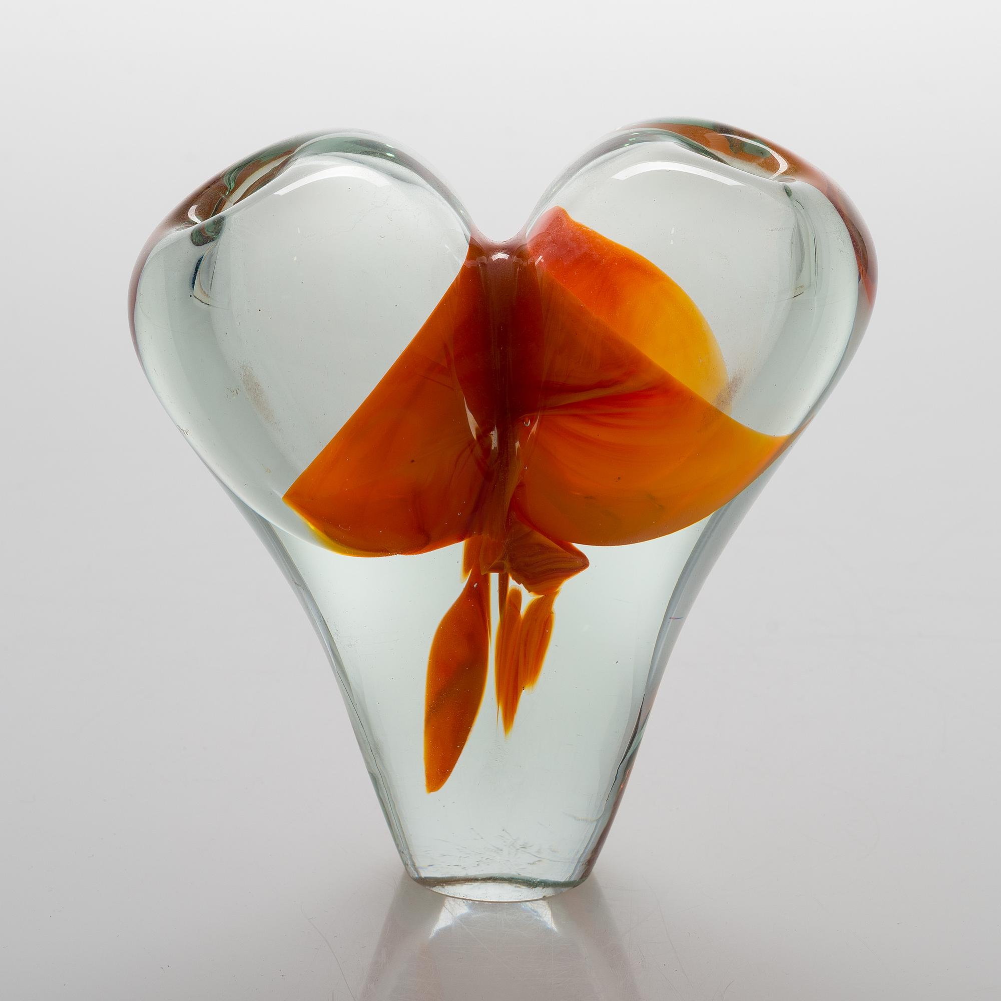 KARI ALAKOSKI, A glass sculpture/ vase. Signed Kari Alakkoski Nj-05.