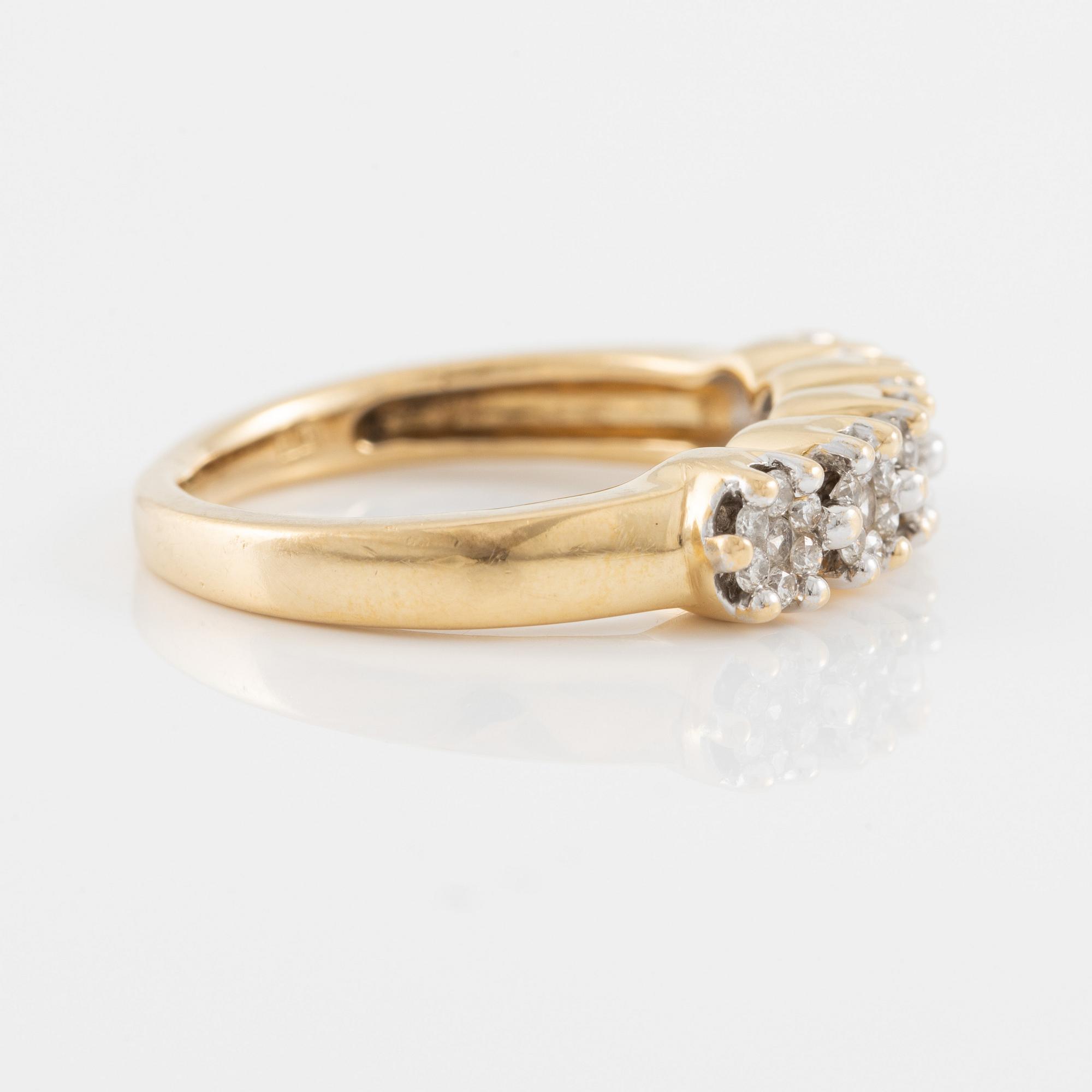 Ring 18K guld med små briljantslipade diamanter.