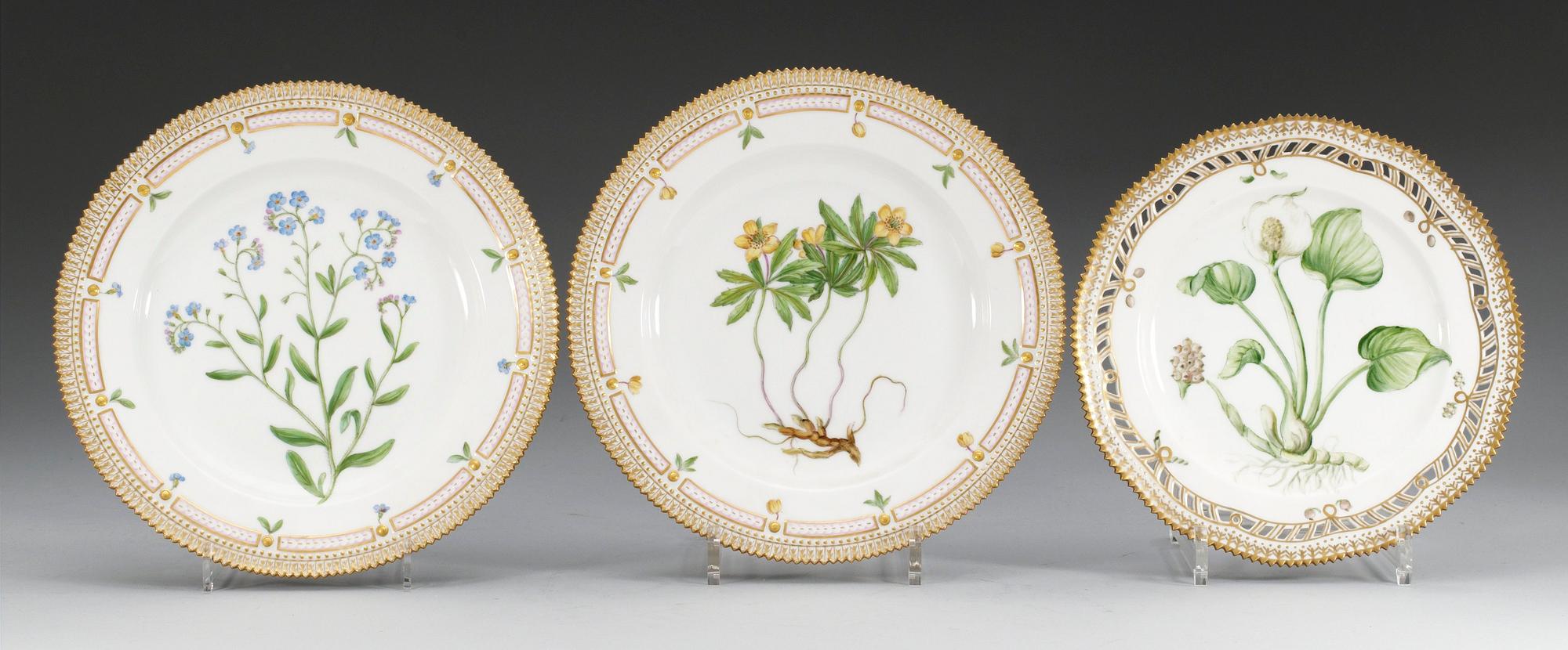 TALLRIKAR, 3 st (2+1), porslin. Flora Danica, Köpenhamn 1900-talets början.