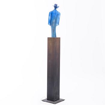 Kjell Engman, skulptur, glas, "Man in trenchcoat", unik, Kosta Boda, signerad.