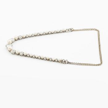 Bracelet/necklace platinum and 18K white gold with pearls and old-cut diamonds. Likely from the 1930s.