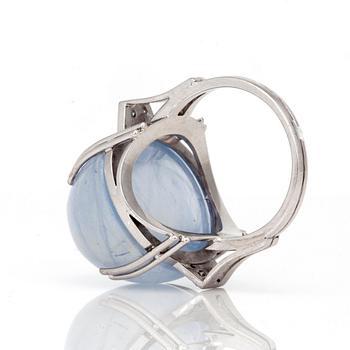 RING med obehandlad cabochonslipad safir, ca 55.00 ct, samt små åttkantslipade diamanter.