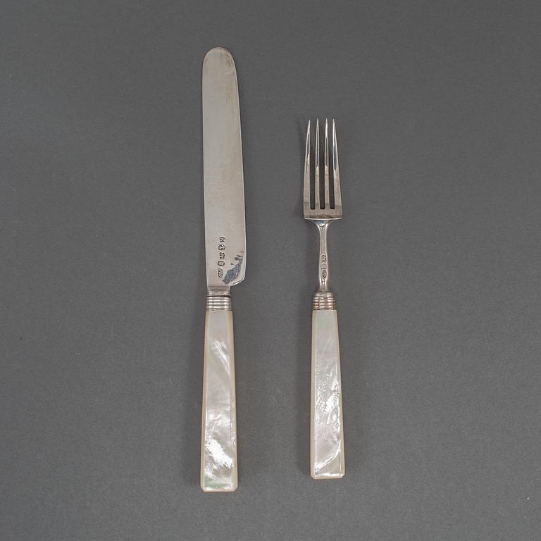Joseph Willmore, fruktbestick 24 st, silver med pärlemorskaft, Birmingham 1822/23.