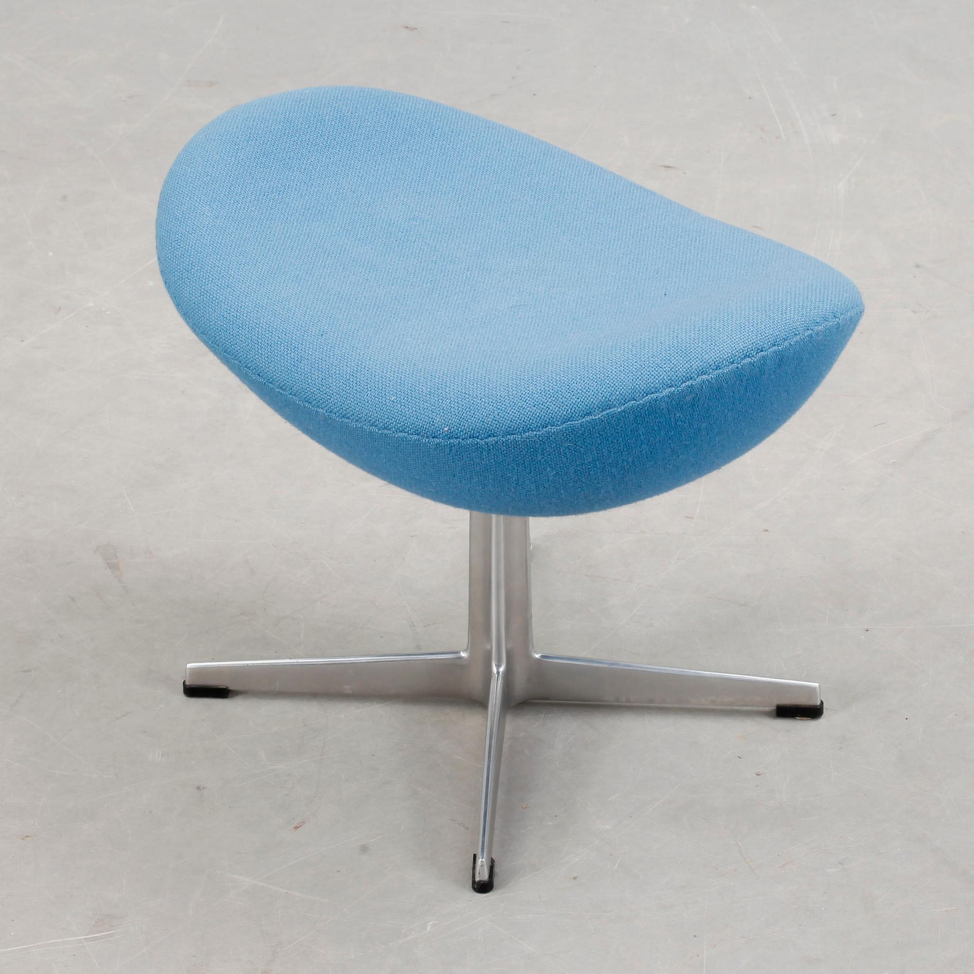 FOTPALL, "Ägget", Arne Jacobsen, Fritz Hansen, 2002.