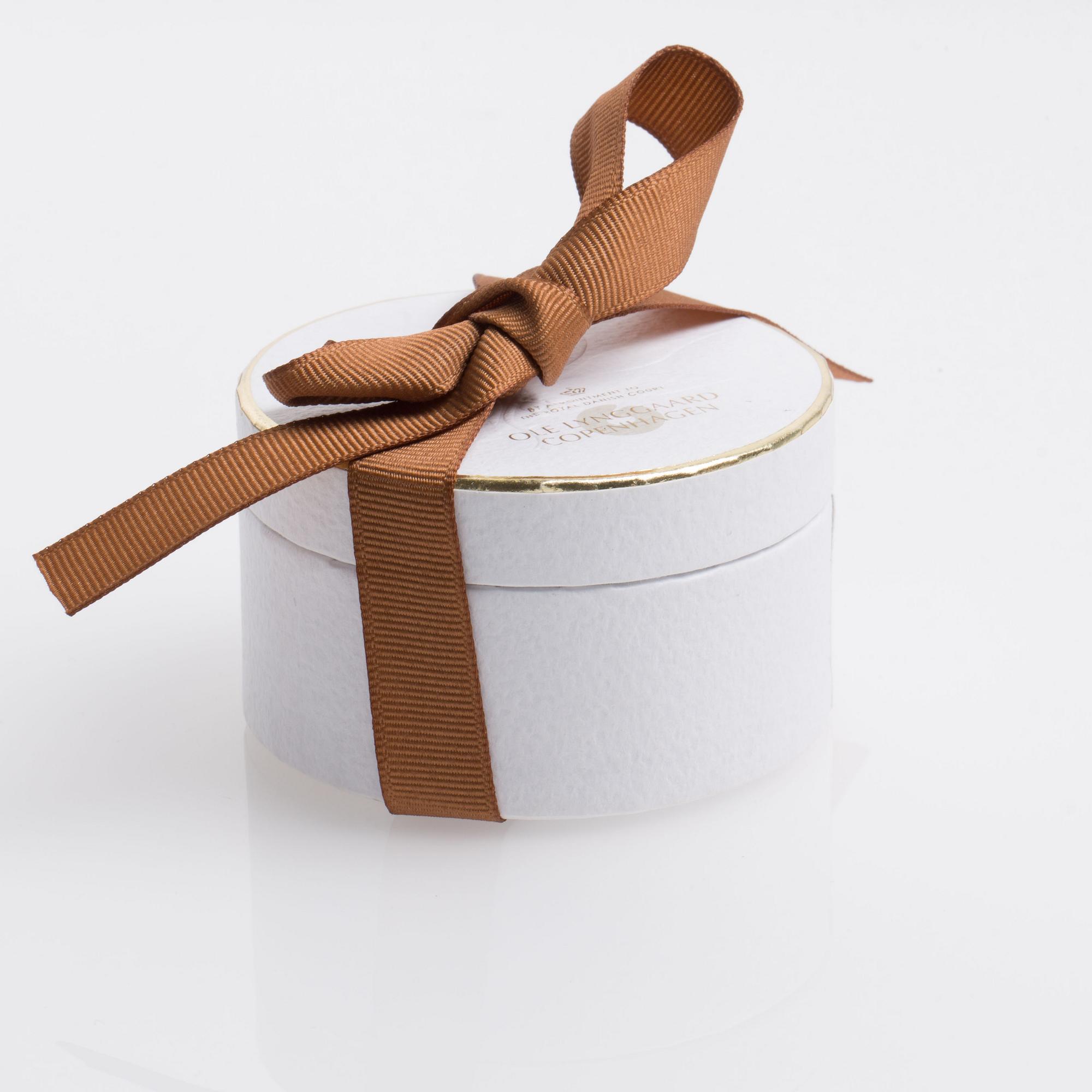 HÄNGE SAMT KEDJA, "Lotus Pendant", Ole Lynggaard, med briljantslipad diamant samt korall.