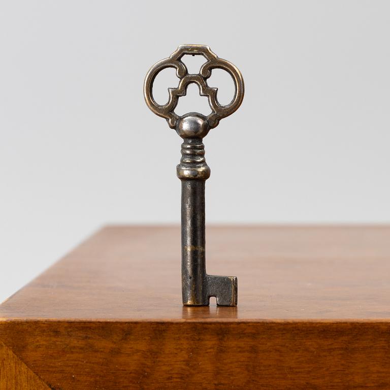 Bokhylla/ sideboard, omkring 1900-talets mitt.