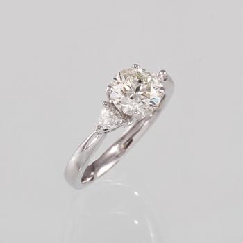 RING, 18K vitguld med 2 triangelslipade diamanter 0.22 ct samt en briljantslipad diamant 1.55 ct. Vikt 4,4 gram.