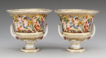 218. URNOR, ett par, porslin. Neapelliknande märke.