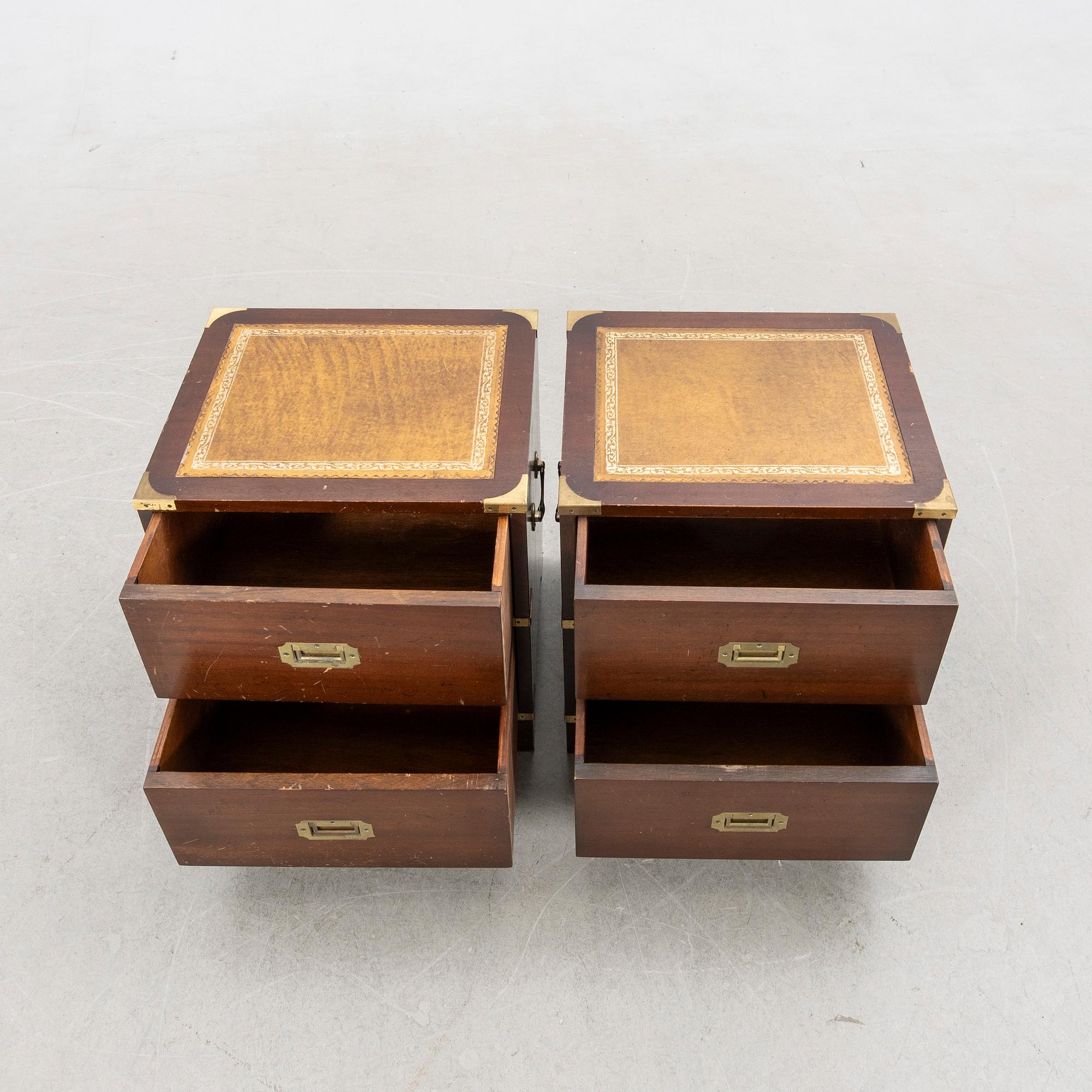 Nightstands, a pair, English style, second half of the 20th century.