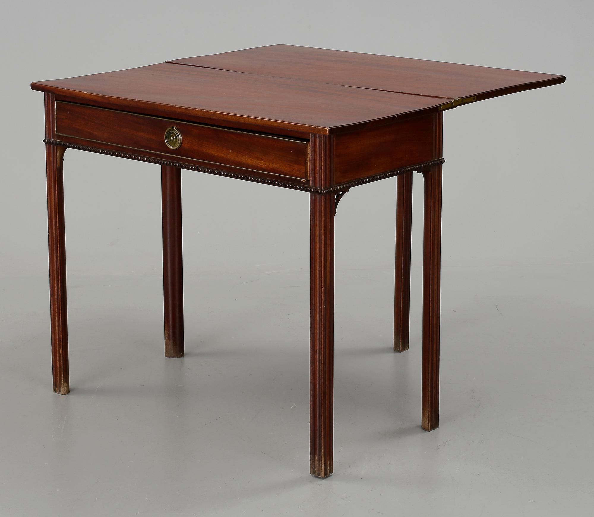 SPELBORD, gustavianskt, omkring år 1800.