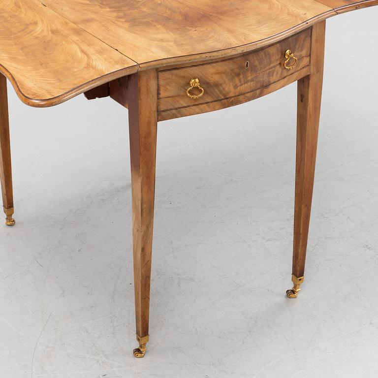 A mahogany drop leaf table from around the year 1900.