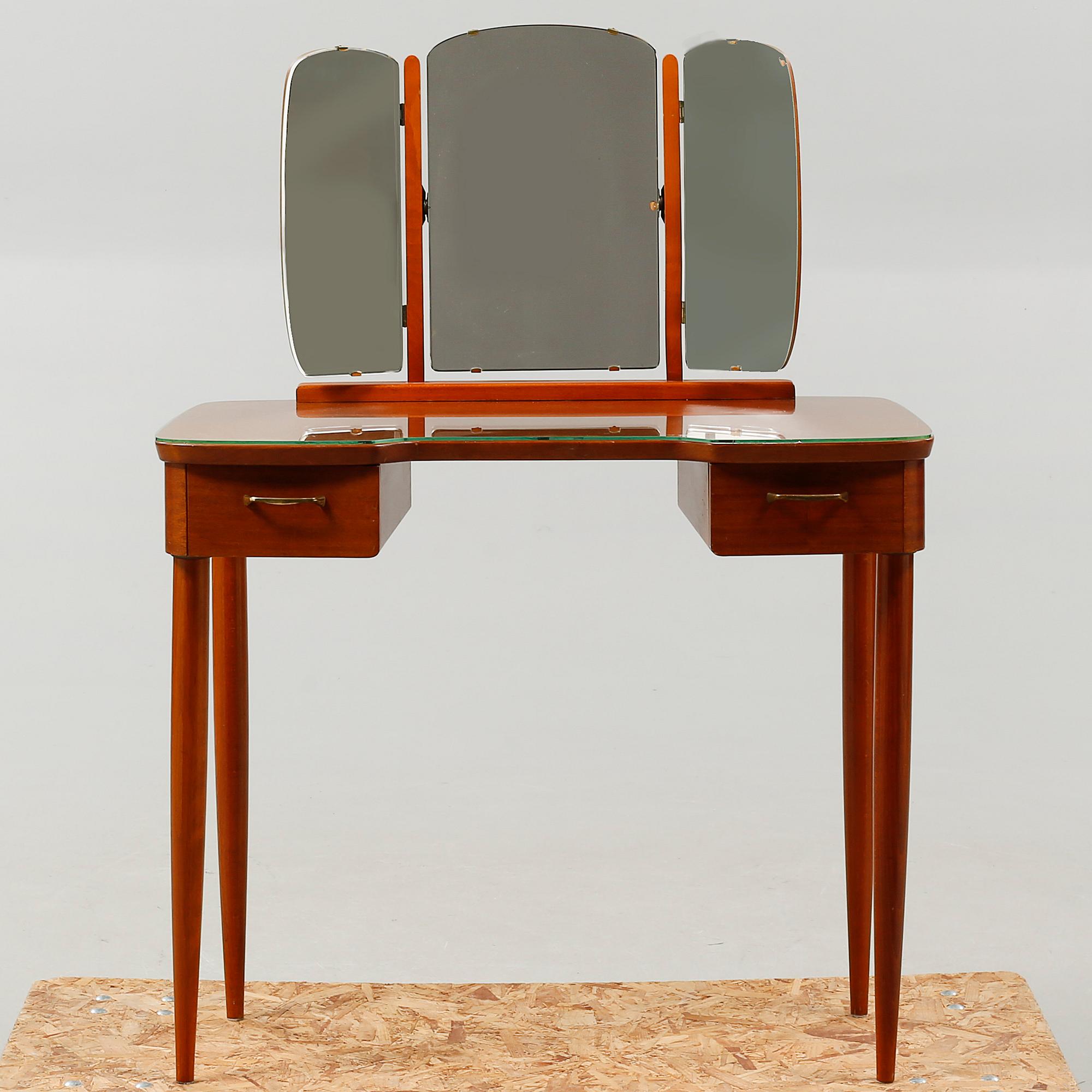 A mid 20th century toilette-table.