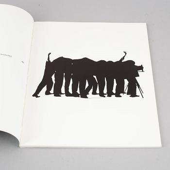 Tiofoto, 2 böcker samt 4 kataloger, några med dedikation.