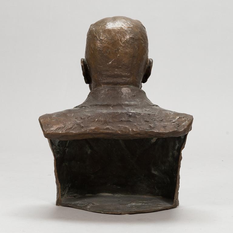 Sven August Adolf Jonsson, pysti, pronssia, signeerattu ja päivätty 1919.