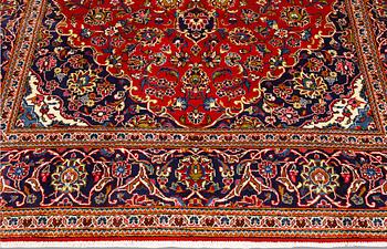 A Keshan carpet, approx. 303 x 202 cm.