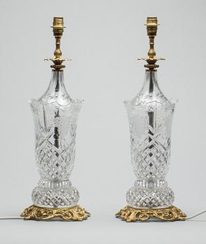 BORDSLAMPOR, ett par, formgivna och signerade av E.Moaven. Modern tillverkning.